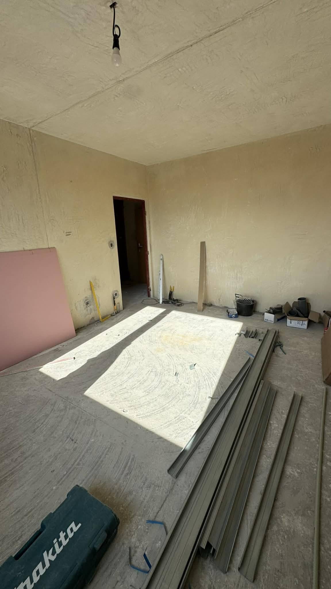 Stav některých obecních bytů už po letech užívání vyžaduje postupné opravy a modernizaci. Proto se snažíme byty průběžně rekonstruovat, aby nabízely důstojné a kvalitní bydlení pro naše občany. Práce probíhají postupně podle technického stavu jednotlivých bytů a budeme v nich pokračovat i v dalších letech. 📊 Pro zajímavost pár aktuálních čísel: • V roce 2025 byly opraveny 4 byty. • Na rok 2026 je v plánu 6 bytů. • Momentálně se opravují 4 byty – dva 1+1 a dva 3+1. • Poslední dva plánované byty jsou také 3+1. Děkujeme za trpělivost během probíhajících prací. Naším cílem je, aby obecní bydlení bylo postupně kvalitnější a příjemnější pro všechny nájemníky. 😊