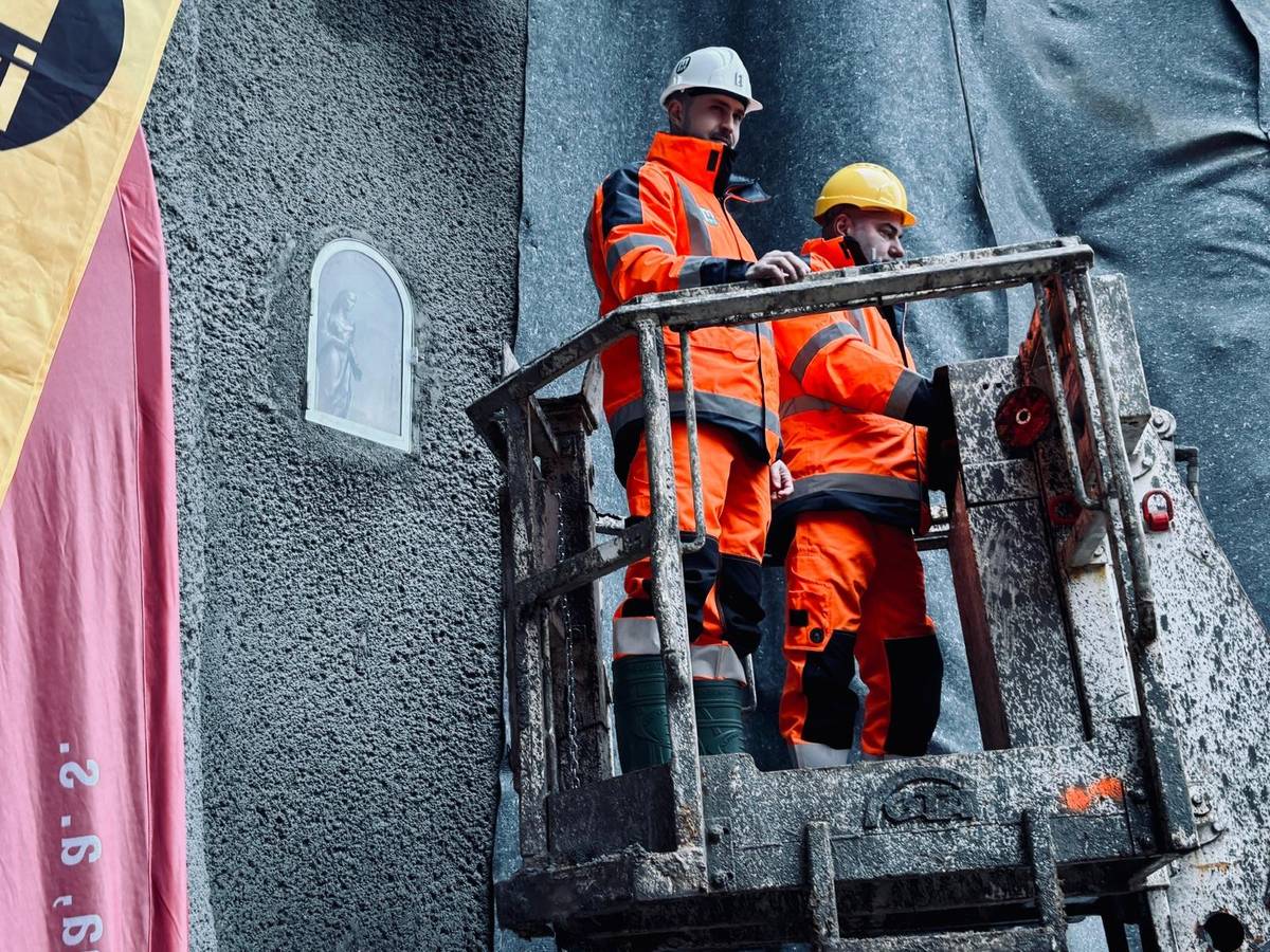 Stavba nové tramvajové trati na Kamechy pokračuje podle plánu. Od 12. února probíhá ražba tunelu, které předcházela instalace sochy svaté Barbory – patronky horníků. Stavebníci postupují tempem zhruba 3 metry denně a už mají vyraženo více než 60 metrů z celkové délky 320 metrů. Každý den probíhají dva pracovní cykly. V rámci jednoho se odtěží přibližně 1,5 metru horniny, následně se prostor zastříká betonem, zafixuje a vyztuží. Práce probíhají pod přísným dohledem a s nepřetržitým monitoringem okolních objektů, aby byla zajištěna maximální bezpečnost. Ražba tunelu by měla být dokončena během letních prázdnin. Poté bude následovat instalace technologií. V první polovině roku budou pokračovat také práce v okolí tratě v Bystrci a na Kamechách – například výstavba mostů a lávek pro pěší, přeložky inženýrských sítí nebo úpravy tramvajových smyček. Pokládka kolejí ve smyčkách Ečerova a Kamechy začne v létě, v tunelu pak na podzim. ⚠️ Plánovaná dopravní omezení:   Vejrostova – od 5. 3. do června přesunutí semaforu a kyvadlový provoz (2. etapa, směr od Teyschlovy k Říčanské).   Šemberova – od 10. 3. do června kyvadlový provoz se semaforem.   Vejrostova × Kuršova – na přelomu dubna a května zprovoznění nového mostu; zároveň uzavření stávajícího sjezdu do sídliště u smyčky Ečerova kvůli stavbě kanalizace a tramvajové trati.   Kuršova – od poloviny dubna uzavření horního parkoviště.   Vejrostova × Šemberova – začátkem června zprovoznění mostu.   Tramvajová trať – výluka plánovaná na červenec–srpen 2026, zastávka Ečerova bude mimo provoz (obnovení 1. 9. 2026).   Parkování – od března do srpna částečná omezení v místě budoucí lávky z ulic Listnaté a Přírodní.   Chodník Říčanská – od března omezení krátkého úseku naproti autobusové zastávce Říčanská kvůli sjezdu k budoucí měnírně.   Účelová komunikace (slepá Kuršova) – uzavření na přelomu dubna a května.   Dopravní podnik města Brna doporučuje obyvatelům sledovat aktuální dopravní omezení a respektovat dočasnou organizaci provozu. Novinky ze stavby jsou dostupné na facebookové stránce Šalinou na Kamechy nebo stejnojmenném webu.