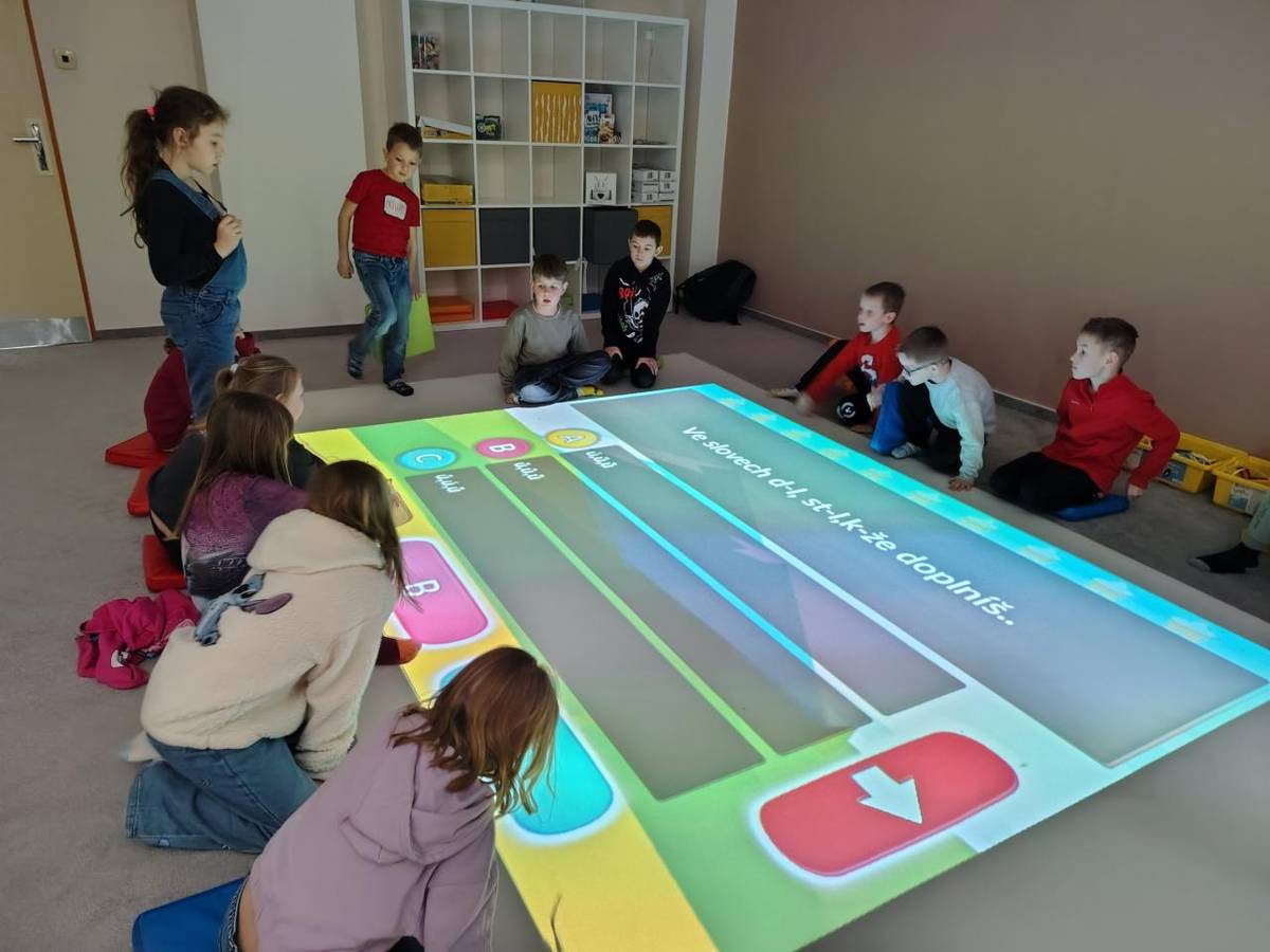 Český jazyk jsme procvičovali hravě zábavnými interaktivními cvičeními na interaktivní podlaze. Zkusili jsme si spolupráci a hlavně nás to moc bavilo :-).