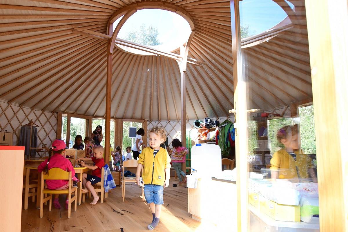 V Litoměřicích dojde k organizační změně v předškolním vzdělávání. Lesní mateřská škola Hliněnka se od 1. září spojí se Základní školou Na Valech. Změnu dnes odsouhlasili zastupitelé města. Jde především o administrativní krok vyplývající z nové legislativy.  Novela školského zákona totiž stanovuje minimální velikost škol zřizovaných obcemi. „Každá škola zřízená obcí, ať už mateřská, základní, střední nebo jejich kombinace, musí mít alespoň jednou za poslední tři roky k 30. září nejméně 180 dětí či žáků. Kapacita Hliněnky je 24 dětí, samostatně tedy tuto podmínku splnit nemůže,“ vysvětlil místostarosta Jiří Adámek. Pokud obec zřizuje více škol a některá z nich nedosahuje stanoveného počtu žáků, ukládá zákon povinnost její organizační sloučení s jinou školou, aby byl požadovaný limit naplněn. Požadavek minimálního počtu dětí se nevztahuje na obce s jedinou školou, stejně tak existují výjimky pro školy speciální nebo školy s vyučovacím jazykem národnostní menšiny. „Pro děti i rodiče se na každodenním fungování Hliněnky nic nemění. Vzdělávání bude pokračovat ve stejném prostředí a v souladu s dosavadní pedagogickou koncepcí. Současná ředitelka Hliněnky se stane zástupkyní pro toto pracoviště a navýší se jí rozsah přímé pedagogické činnosti, přičemž s postupem sloučení souhlasil i ředitel Základní školy Na Valech,“ uvedla Klára Moščicová, vedoucí Odboru školství, kultury, sportu a památkové péče Městského úřadu v Litoměřicích. Mateřská škola Hliněnka zahájila provoz v září 2024. Její zázemí město vybudovalo ve spolupráci s obcí Hlinná v prostoru u discgolfového hřiště na pozemku této obce. Úvodní foto je se slavnostního otevření Hliněnky.