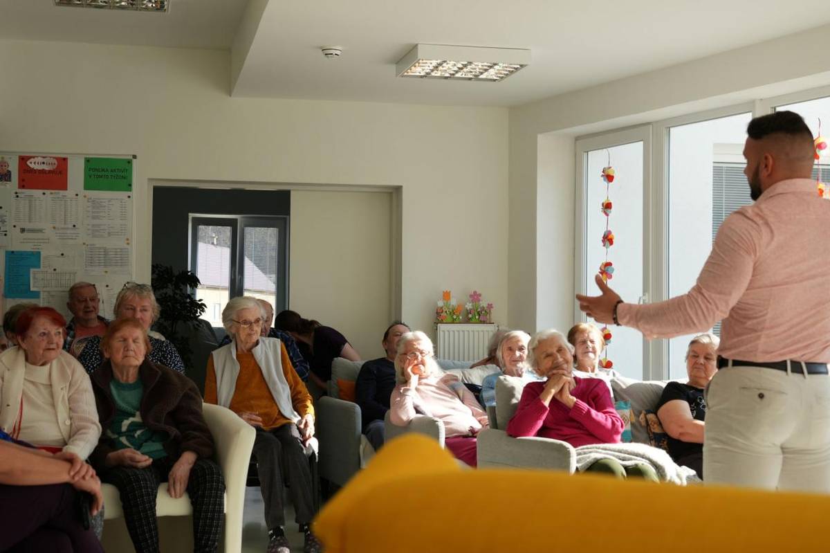 Marec je už tradične spájaný s knihami, čítaním a podporou literatúry. Domov sociálnych služieb v Slanej Lehote navštívili pri tejto príležitosti primátor mesta Poltár Peter Sitor a referentka mestskej knižnice Monika Remperová.