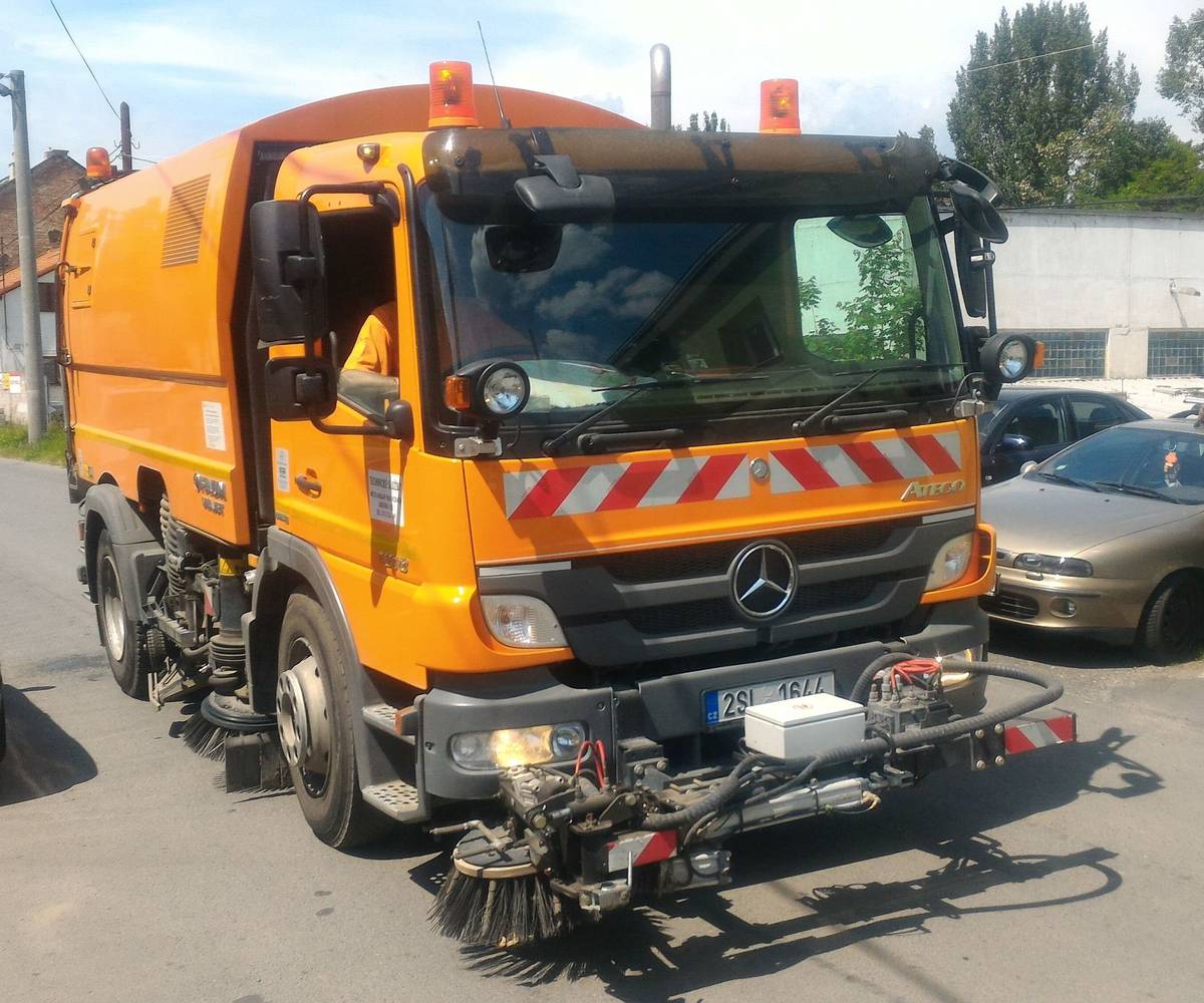 V pondělí 30.3.2026 proběhne v naší obci úklid v podobě zametání místních komunikací od zimního posypu.   ❗ V tento den prosím přesuňte své automobily 🚗, aby čištění komunikace nebránily.   Děkujeme za spolupráci.