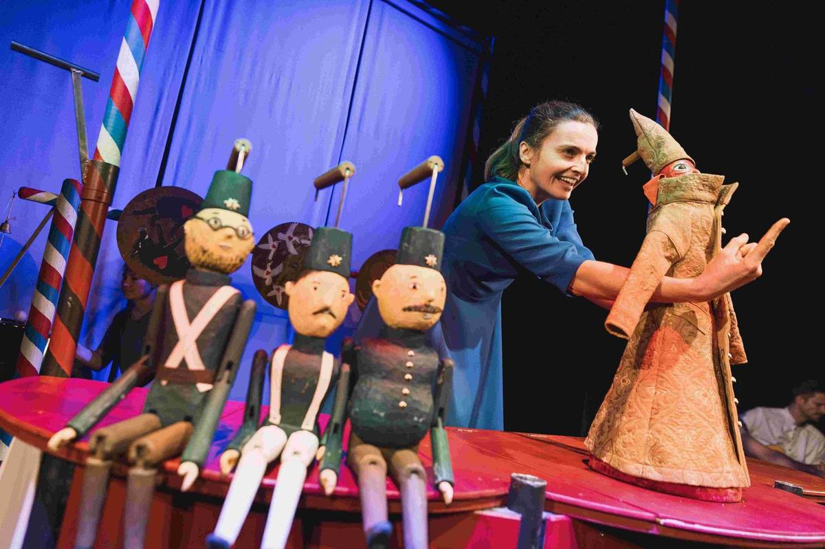 📍 Divadlo Drak pořádá v rámci Mezinárodního setkání studentů vysokých uměleckých škol Gaudeamus Theatrum šestou veřejnou konferenci, a to na téma Loutky a paměť. 📍 Jak se osobní vzpomínky tvůrců, paměť míst či otisky konkrétních historických epoch promítají do současné loutkářské, objektové nebo vizuální divadelní tvorby? Jakou roli hrají archiválie, nalezené předměty, relikty každodennosti nebo rodinné památky jako nositelé příběhů a emocí?  📍 Konference nabídne inspirativní příklady z umělecké i badatelské praxe a otevře prostor pro diskusi o paměti jako živém, proměnlivém inspiračním zdroji pro současné divadelní umění. 🔗 Vstup na akci je zdarma, kvůli omezené kapacitě je však vhodná registrace. Registrovat se můžete do 6. března ZDE.