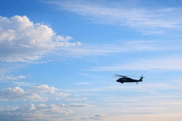 Informujeme, že ve dnech 10. až 17. března bude na letišti probíhat výcvik pilotů pro hašení požárů za účasti čtyř vrtulníků UH‑60 Black Hawk. Lety jsou plánovány denně od 8 do 18 hodin. Vrtulníky budou provádět jižní a malé severní okruhy s naplněnými bambi vaky, přičemž shozy vody budou probíhat přímo v areálu letiště. Provoz může být v této době zvýšený a hlučnější.