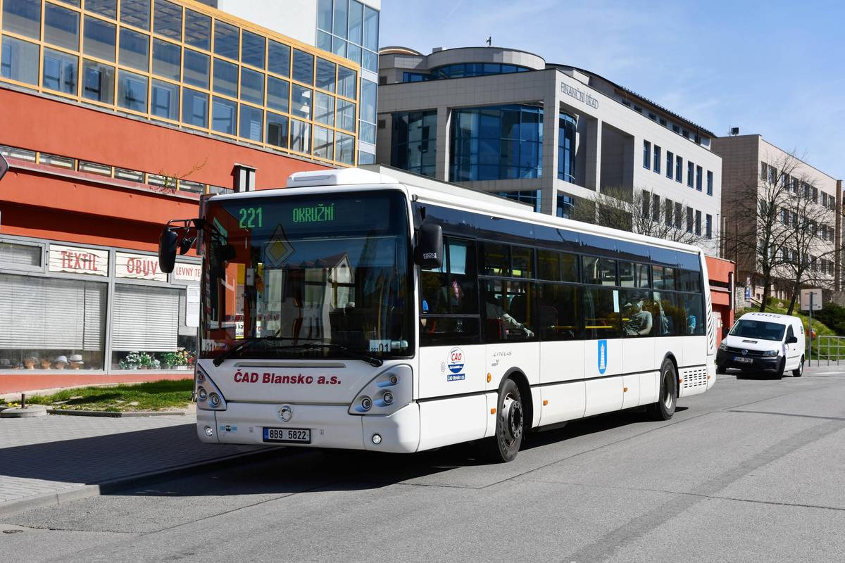 Upozorňujeme cestující MHD, že po dobu úplné uzavírky silnice ze Severu platí na objízdné trase tarifní výjimka. Cestující na trase Blansko – Češkovice mohou v linkových autobusech využít jednoúsekovou jízdenku MHD, i pokud budou muset kvůli objížďce přestupovat. Jednoúsekové jízdenky na městskou hromadnou dopravu lze využít pro cestu z nebo do Blanska, Těchova, Obůrky i Češkovic. Pokud si cestující zakoupí úsekovou jízdenku vydanou na linkách 222, 223, x223 nebo 233, mohou ji využít i při přestupu. Na základě tarifní výjimky, která platí na objízdné trase, není nutné kupovat druhou jednoúsekovou jízdenku MHD. Cestující tak uhradí jízdné ve výši 12 Kč, děti ve věku 6 až 18 let, studenti do 26 let a cestující ve věku od 65 do 70 let uhradí 6 Kč. Senioři nad 70 let cestují zdarma. „Pro pohodlné cestování v zóně 235 (Blansko) doporučujeme zakoupit si měsíční, čtvrtletní či roční předplatní jízdenku. Základní měsíční jízdné vyjde na 330 Kč, čtvrtletní stojí 860 Kč a za roční jízdné zaplatí cestující 2950 Kč, zlevněné jízdné je vždy za polovic, tedy za 165 Kč u měsíční jízdenky, za 430 Kč při zakoupení čtvrtletní předplatní jízdenky a za 1475 Kč u roční,“ uvedl Martin Jelínek, vedoucí osobní dopravy ČAD Blansko a.s. Dopravci nyní sbírají podněty cestujících, na základě jejich připomínek připravují ještě drobné úpravy výlukových jízdních řádů, například doplnění přímého odpoledního spoje navazujícího na konec vyučování dětí. Ke změně jízdních řádů by mělo dojít ještě v průběhu března.