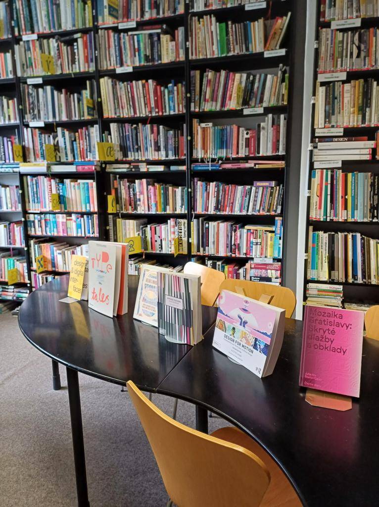 Počas návštevy knižnice v ZŠ  Okoličianska uvidia deti, ako "bývajú knihy" a dozvedia sa o nich veľa zaujímavého