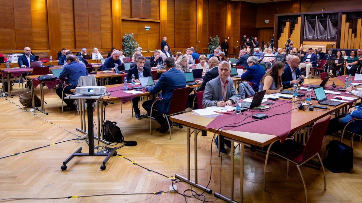 V pondělí 9. března 2026 se v Kulturním domě Radost koná 19. zasedání Zastupitelstva města Havířova. Začátek jednání je naplánován na 15 hodin. Jednání je přístupné veřejnosti. Interpelace a dotazy občanů jsou zařazeny hodinu po zahájení jednání, tedy v 16 hodin. https://havirov-city.cz/aktuality/pondeli-9-brezna-zasedne-zastupitelstvo-mesta-havirova