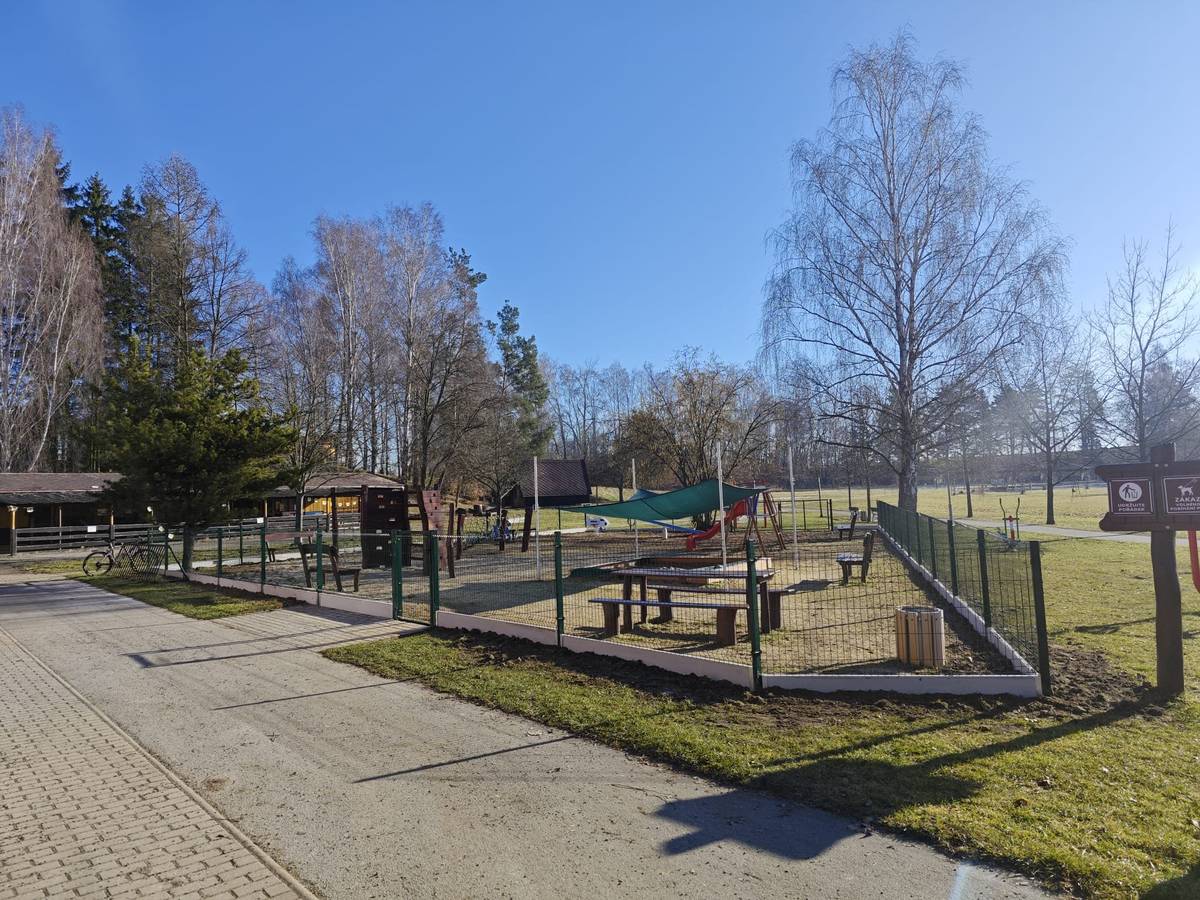 Výměna oplocení dětského hřiště byla úspěšně dokončena a hřiště je již znovu plně přístupné pro veřejnost. 👧🧒 Děkujeme všem za trpělivost během krátkého omezení a přejeme dětem spoustu radosti při hraní. 🌞🛝