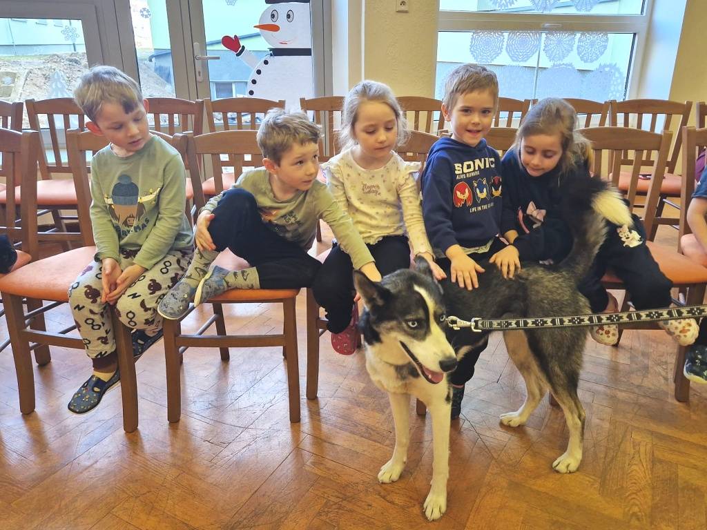 Dne 3. března čekalo na děti v prostorách školní auly milé překvapení – navštívil nás pan Jareš se svými psími kamarádkami Anežkou a Eliškou.