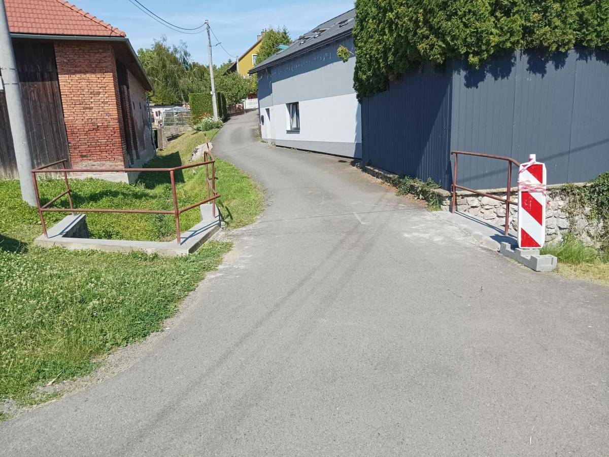 Cílem záměru je stabilizace břehu vodního toku v úseku přilehlém k místní komunikaci, kde dochází k ujíždění krajnice. Primárním motivem je zamezení další degradace vozovky místní komunikace a stabilizace svahu břehu.