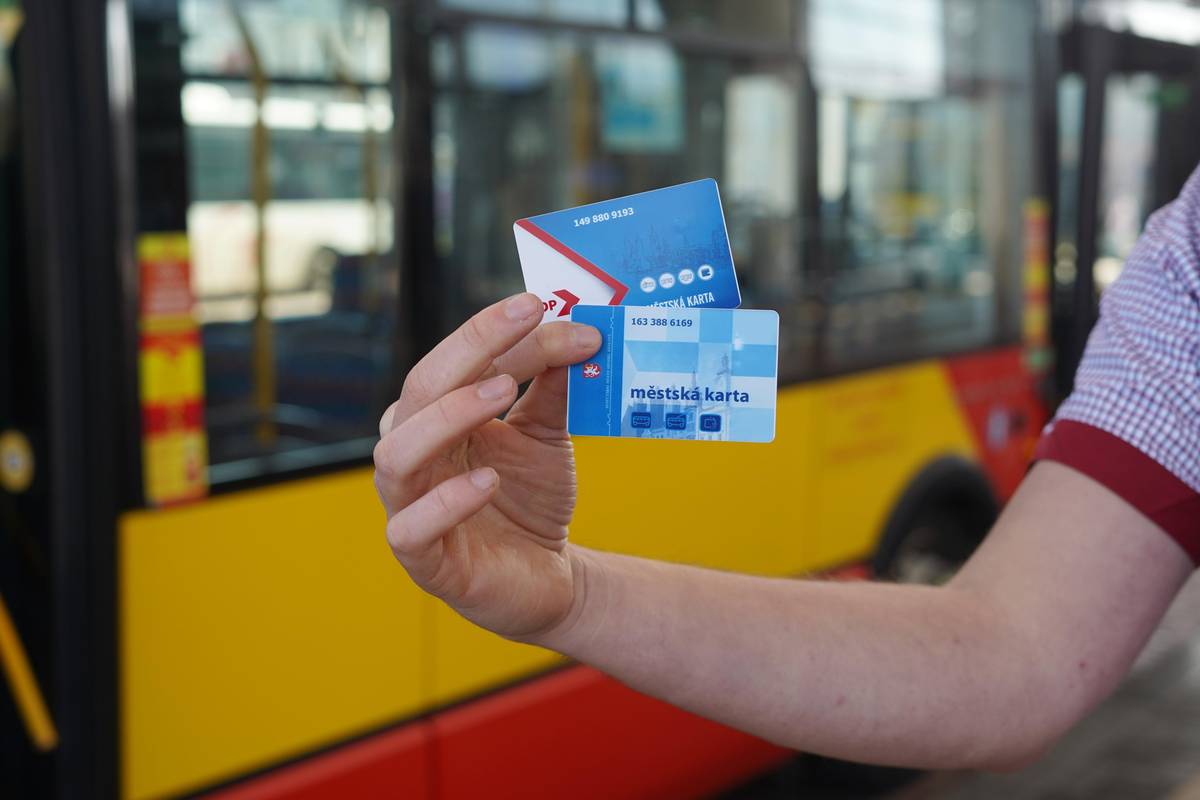 📍 Dopravní podnik města Hradce Králové upozorňuje cestující, aby si do 31. března 2026 zkontrolovali platnost Městské karty a případně ji přidali do Klientské zóny. Karty, které nebudou do Klientské zóny přidány, přestanou od 1. dubna 2026 fungovat ve vozových čtečkách. 📍 Platnost Městské karty si mohou cestující ověřit jednoduše zadáním čísla karty do kontrolního formuláře na webu DPmHK. Případně si nechat kartu překontrolovat v zákaznickém centru. Registraci do Klientské zóny lze provést online nebo na zákaznických centrech. 🔗 Podrobnosti naleznete ZDE.