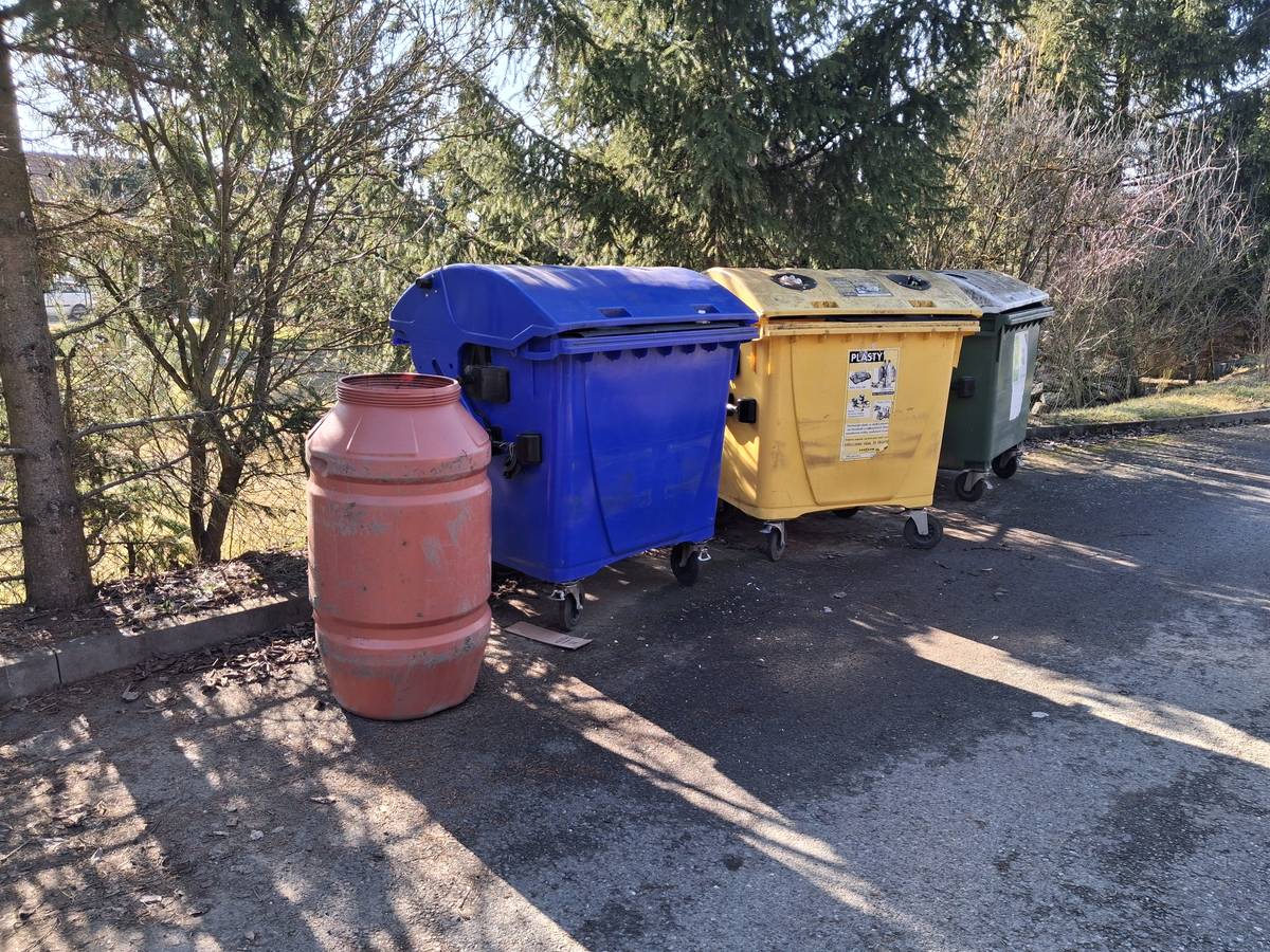 Upozorňujeme občany, že objemný ani jakýkoliv jiný odpad není možné odkládat vedle kontejnerů! Současně vyzýváme občana, který takto odložil poškozený barel, aby tento odpad odvezl do sběrného dvora. Svozová společnost žádný odpad odložený vedle kontejnerů NEODVEZE! Občanům je k dispozici sběrný dvůr a to bezplatně! Děkujeme všem, kteří se podílíte na udržení pěkného vzhledu naší obce a s odpady nakládáte uvědoměle.