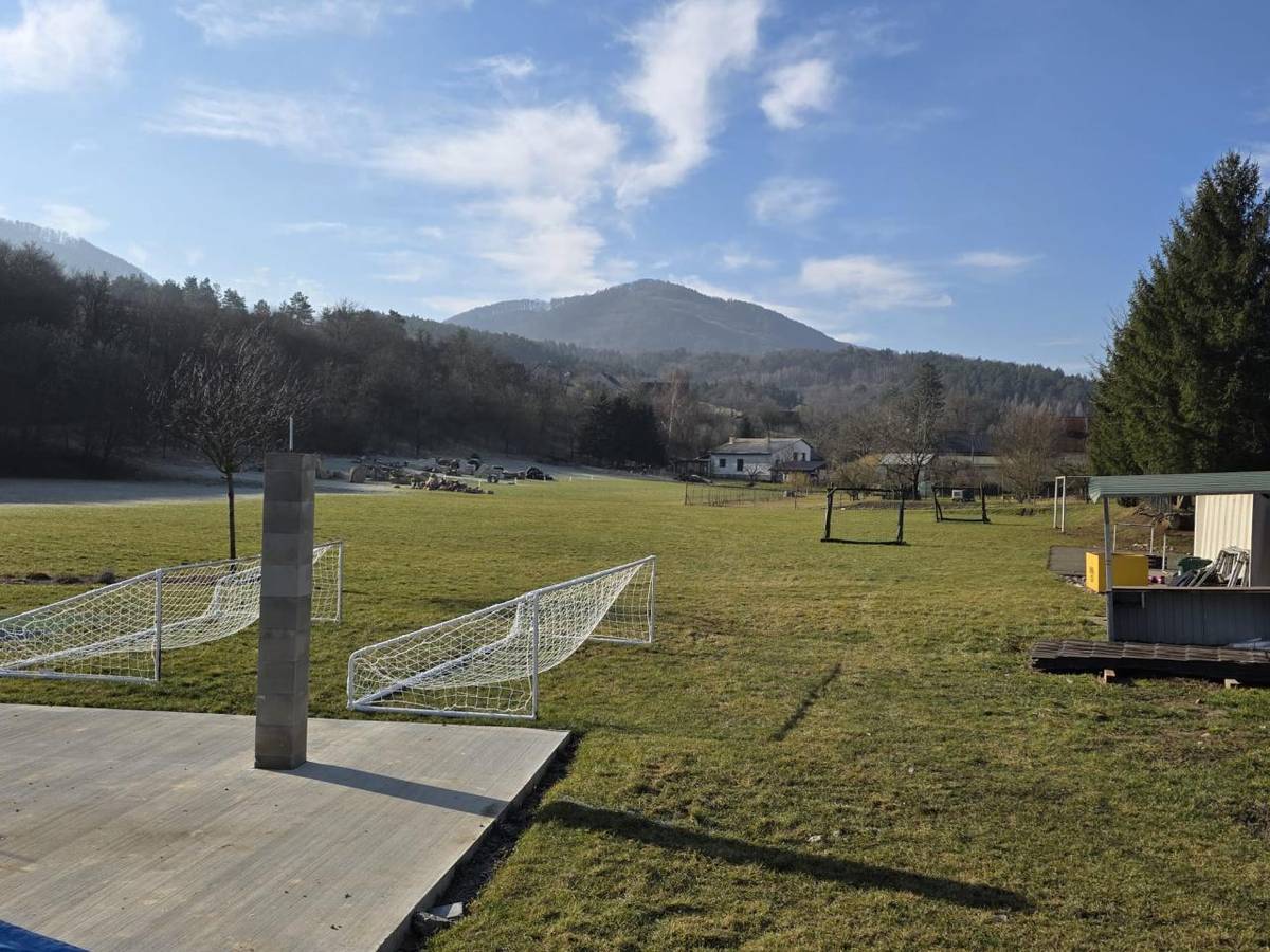 Ihrisko a športový areál v Podhorí sa za ostatné roky vďaka obci Beluša, ale aj aktivite záujmovej organizácie miestneho zväzu žien, DHZ Podhorie či jednotlivcov zaplnilo rôznymi prvkami slúžiacimi na hru, zábavu i oddych. Najnovšie pribudli dve repasované futbalové bránky.