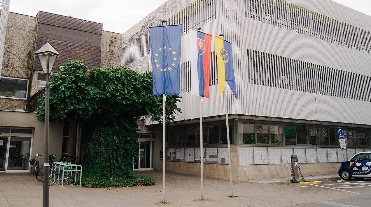 Mesto Trnava informuje občanov, že v utorok 10. marca 2026 budú mestský úrad na Trhovej 3 a radnica na Hlavnej 1 otvorené od 12.00 h. Dôvodom je plánovaná technická odstávka informačných systémov samosprávy vrátane webovej aplikácie DataMesta, portálu egov.trnava.sk a ďalších v rámci aktualizácie softvéru. Ospravedlňujeme sa za prípadné komplikácie či oneskorenie a ďakujeme za pochopenie.