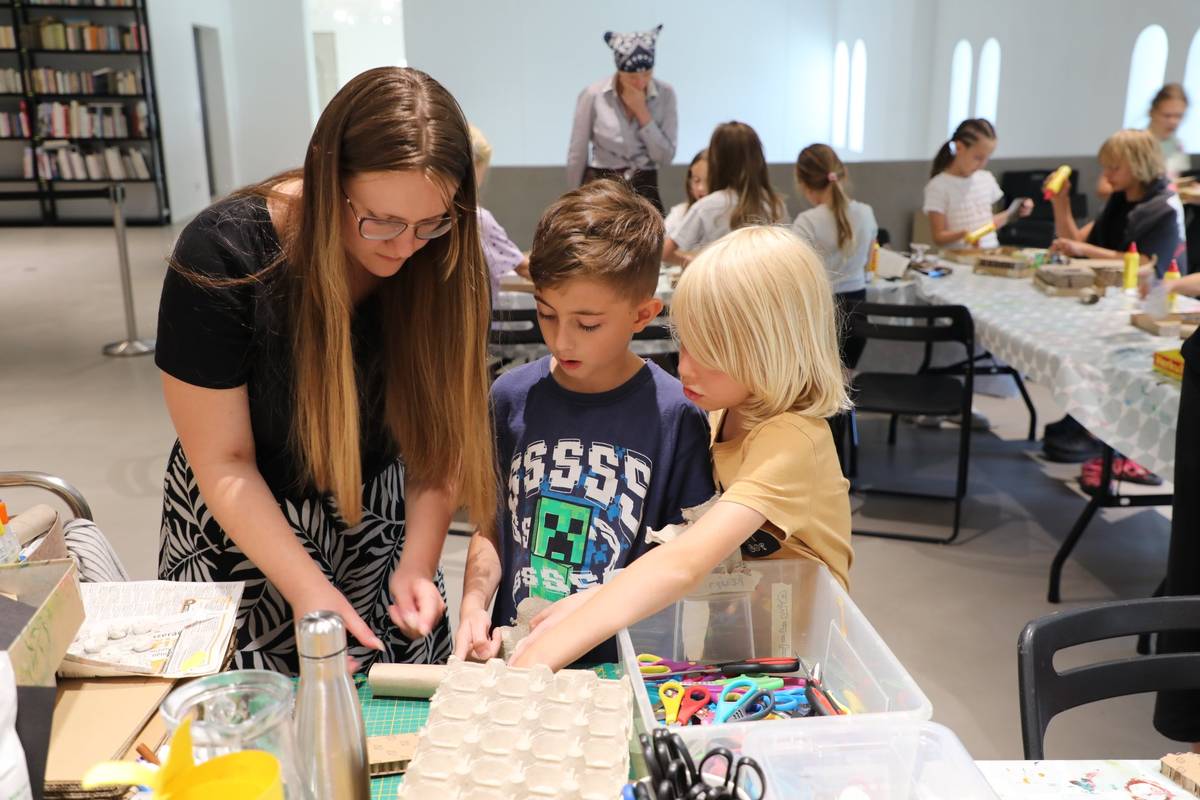 Vyrazte s dětmi v sobotu 14. a v neděli 15. března do městské galerie PLATO v centru Ostravy na některou z připravovaných rodinných dílen. Sobotní dopoledne bude patřit oblíbeným zážitkovým workshopům batoPLATO. Vybírat můžete ze dvou věkových kategorií – první dílna je určena dětem ve věku 1,5–3,5 let, druhá pak dětem od 4 do 6 let. Oba workshopy povedou lektorky Hana Volkmerová a Andrea Morysová. Nedělní rodinná dílna Tok v těle tematicky naváže na jednu z aktuálních výstav galerie věnovanou vodovodní infrastruktuře. Děti od 5 let si v ní společně s umělcem Ivem Škutou vytvoří neobvyklý model lidského těla, který bude připomínat svébytné město se sítí ulic, infrastrukturou a potrubím. Pomocí papíru, ruliček, lepidla a pásky budou zkoumat, jak voda proudí lidským tělem i krajinou. Všechny dílny mají omezenou kapacitu. Zájemci si mohou rezervovat místo na info@plato-ostrava.cz.