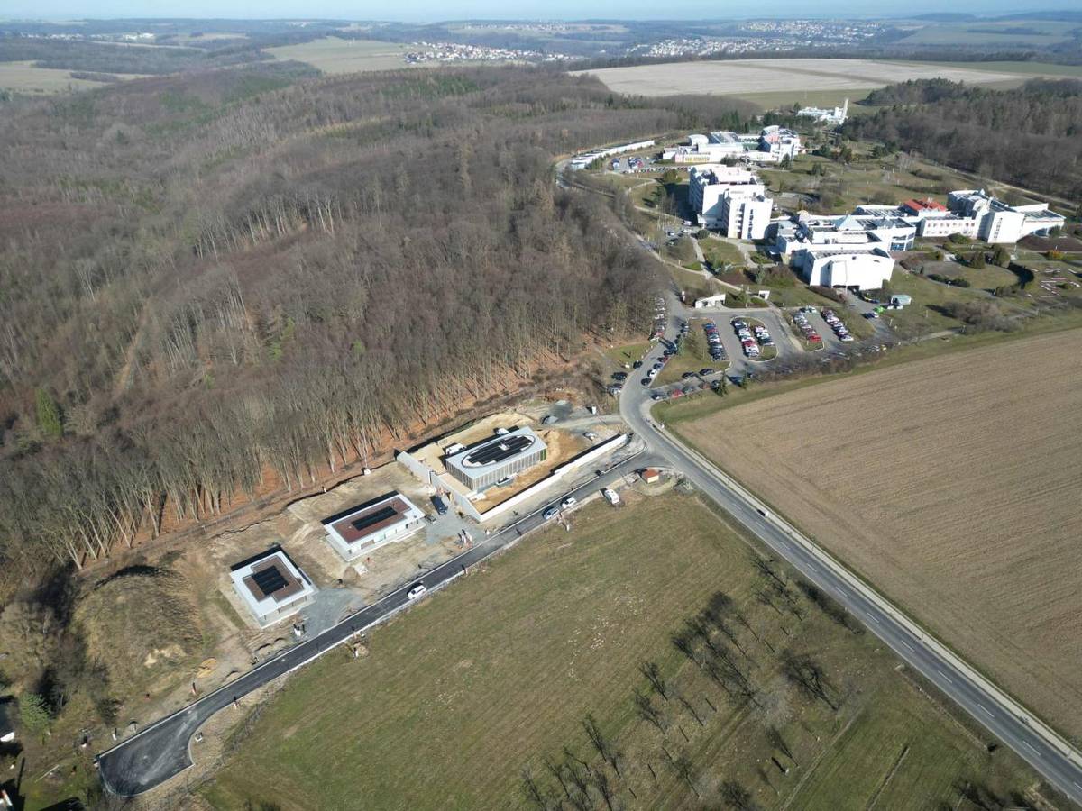 Městská část Hýlov získá novou ulici s názvem U Platanu. Zastupitelé města Klimkovic název schválili na konci února 2026 na svém zasedání. Ulice vzniká v lokalitě pod lázněmi, kde se v sousedství lesního parku staví nové rodinné domy. Celou tiskovou zprávu najdete v příloze tohoto článku.