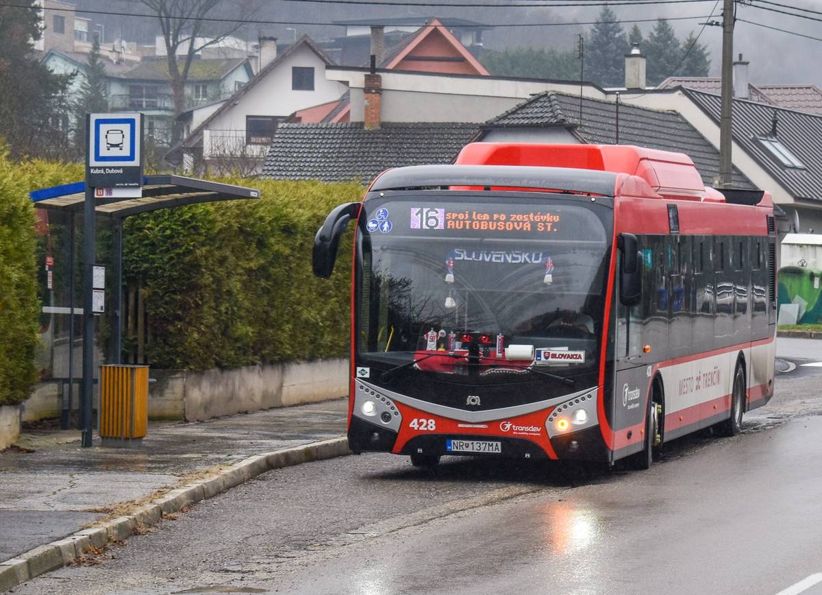 Dáta potvrdzujú, že počas Otváracieho víkendu Trenčín 2026 vytvorila verejná autobusová doprava atraktívnu ponuku. V sobotu 14. februára 2026 využilo mestskú hromadnú dopravu (MHD) takmer trojnásobne viac cestujúcich. Kým v bežné soboty sa červenými autobusmi odvezie spolu necelých 9 tisíc ľudí, v sobotu 14. februára to bolo 25 550 cestujúcich. Zaujímavé čísla sú aj pri linke P, ktorá poskytla [...]Čítať viac...