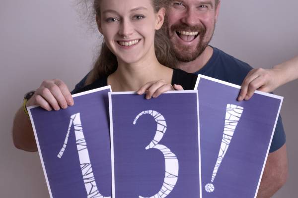 06.03.26 18.30  Listování 13! (Pavel Tomeš) Spisovatel, nakladatel, stand-up komik a fanda faktoriálu Pavel Tomeš napsal mozaiku povídek, která jasně ukazuje, že žádná tma není tak temná, aby ji neprozářil černý humor. Autor známého románu o smrti Až na ten konec dobrý získal s Třináctkou...