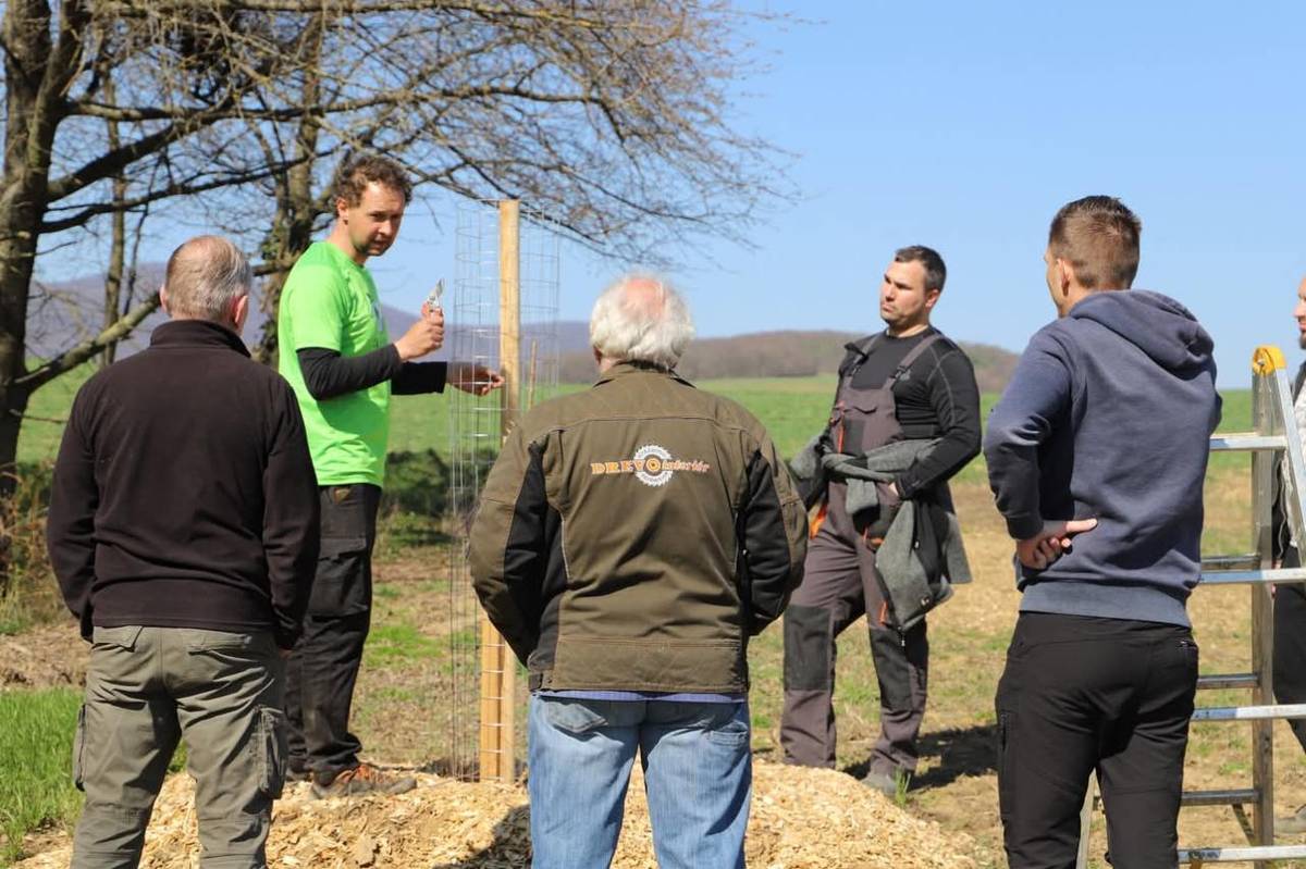 Jar sa prebúdza... príroda sa po zime znovu preberá k životu. Najvyšší čas aby sme sa prebudili aj my... :) takže v sobotu 7. marca 2026 pozývame všetkých sadárov a včelárov!