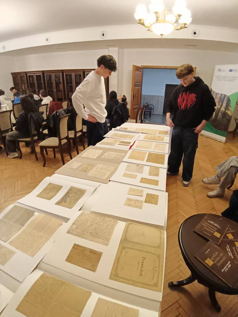 V priestoroch Historickej knižnice sa uskutočnilo zaujímavé podujatie s názvom UMENIE ZACHRAŇOVAŤ KNIHY, ktoré návštevníkom priblížilo náročnú a precíznu prácu reštaurátora.