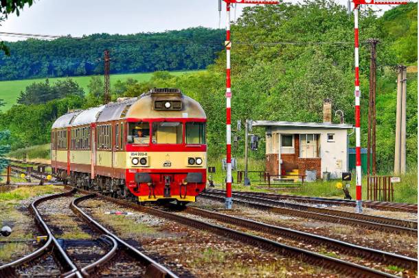 Od 9.3.2026 započnou dokončovací stavební práce v okolí železniční zastávky v Zátoru. Práce zahrnují úpravy konstrukce železničního mostu, terénní úpravy a zámkovou dlažbu na zastávce. Oprava komunikace od mostu k zastávce do asfaltové úpravy je také součástí projektu.