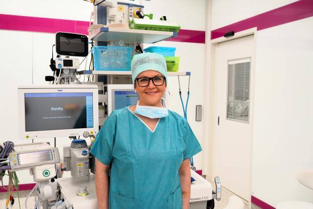 Přes den pečuje o pacienty na operačním sále, ve volném čase vrací lidem to, co nemoc vzala – vlasy a s nimi i ztracené sebevědomí. Anesteziologická sestra Jitka Oháňková z Nemocnice AGEL Prostějov patří k úzké skupině odborníků v Česku, kteří se specializují na vlasovou integraci. Za téměř tři dekády pomohla tisícům klientů, kteří přišli o vlasy v důsledku onkologické léčby, alopecie nebo v poslední době i po prodělání covidu.                               Číst dál...