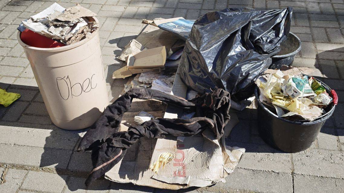 Je smutné, koľko odpadu sa tam našlo, ktorý mohol byť vytriedený a bezplatne odovzdaný.  Takýmto spôsobom časť tohto odpadu už skončila len v zmesovom komunálnom odpade, nakoľko bol už znehodnotený! Vrcholom hlúposti je vyhodiť v plastovom vreci zemiakové šupky do kríkov. Veríme, že dotyční sa nad sebou zamyslia a uvedomia si, že vyhadzovať akýkoľvek odpad do prírody určite nie je cesta. Triedenie ma zmysel.
