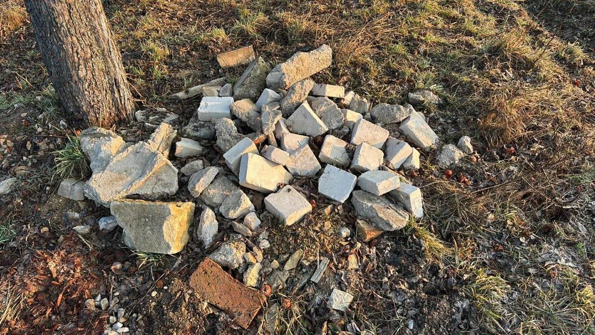 Ten kdo zde vyhodil suť u hřbitova, zřejmě neví, že se likviduje na sběrném dvoře. Stačí přece zavolat na obecní úřad a suť tam uložíme. Nebuďte takto bezohlední, zvyšujete tím náklady na likvidaci odpadu a za vás to zaplati všichni občané. Starostka Jana Valová