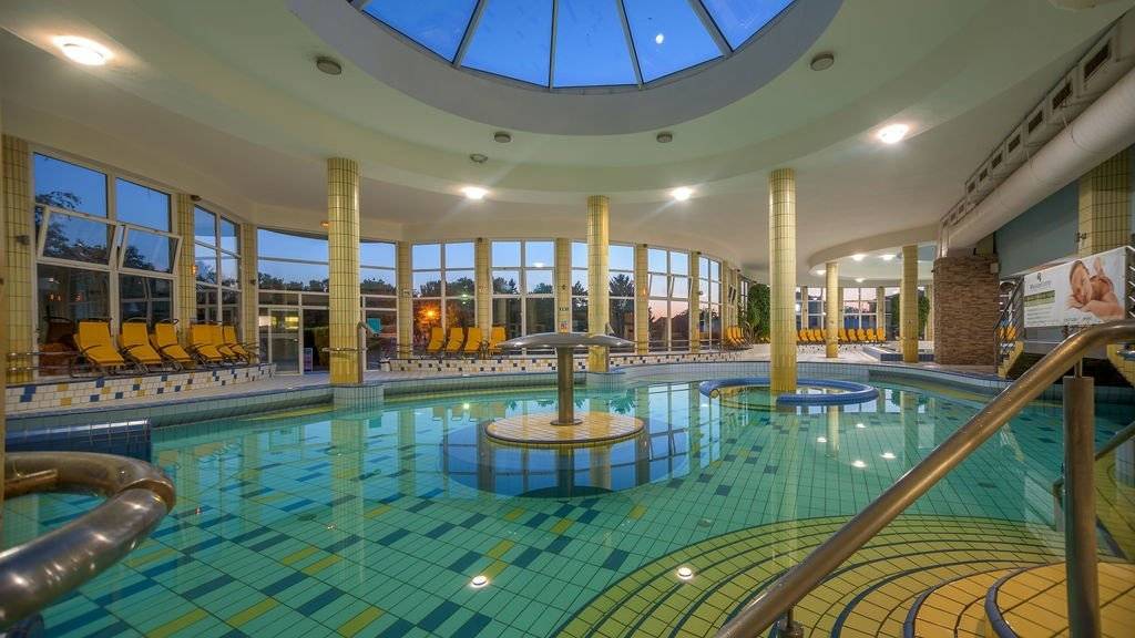 Klub aktivních seniorů Strání pořádá zájezd na koupání v Dunajské Stredě v úterý 17. března 2026, odjezd ze zastávek v 7:00, cena je 600 Kč. Zájemci se mohou hlásit v podvečerních hodinách paní Božce Popelkové na tel: +420 739 248 331.