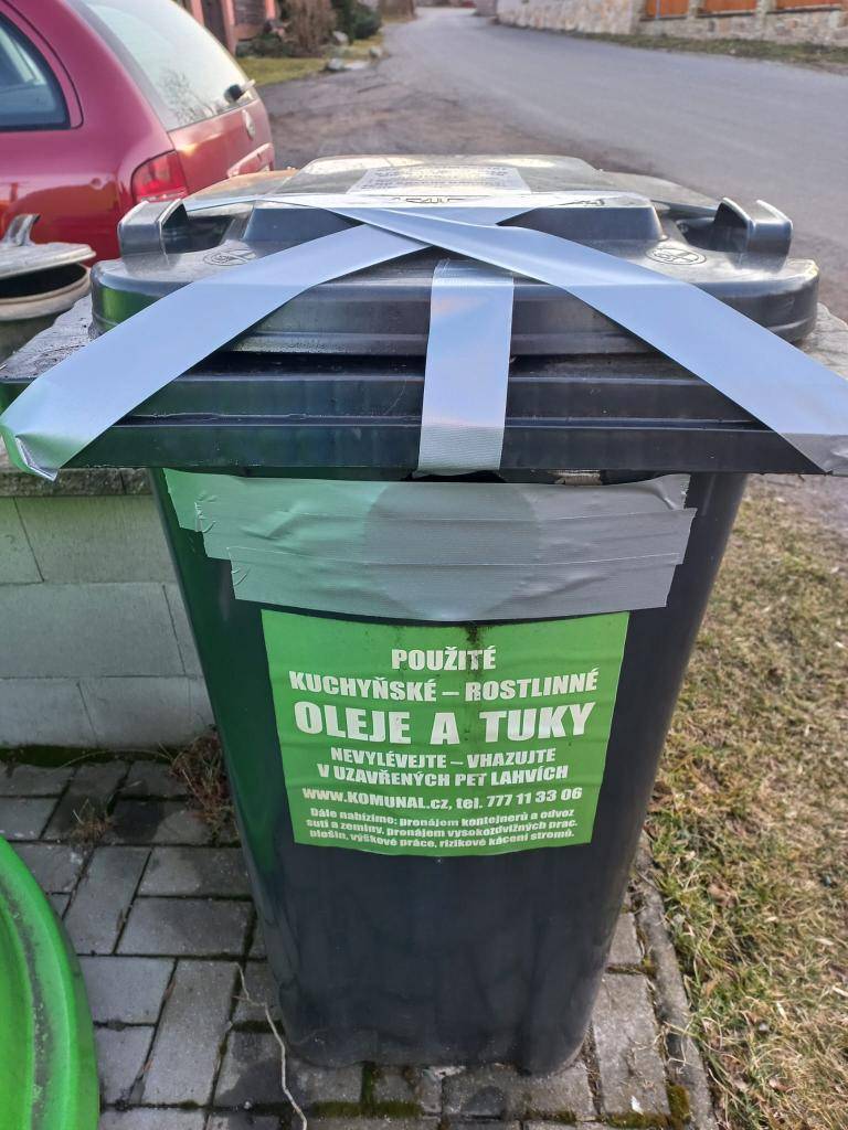 Kvůli znečištění vylitým olejem a komunálním odpadem je dočasně uzavřena nádoba na sběr jedlých olejů než bude zařízeno vyčištění umožňující další používání. Připomínáme, že olej se do sběrné nádoby vkládá pouze v uzařených PET lahvích a jakýkoli jiný odpad do ní nepatří.