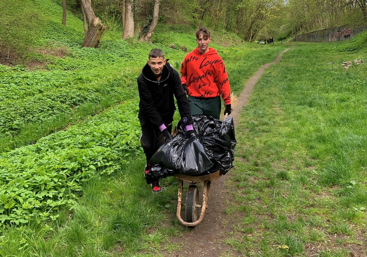 Zdravé město Litoměřice se i letos zapojí do organizace akce Ukliďme Litoměřice. Ta navazuje na celorepublikovou iniciativu Ukliďme Česko, která se letos uskuteční 28. března 2026 a zapojit se do ní může kdokoliv.  V Litoměřicích mají zájemci tradičně k dispozici delší časový prostor, aby si mohli vybrat termín, který jim nejlépe vyhovuje. Místní úklidy se proto budou konat v období od 27. března do 17. dubna. Zájemci se mohou do akce registrovat prostřednictvím stránek Zdravého města Litoměřice. Na webu je k dispozici také mapa již registrovaných úklidů ve městě, díky které je možné zjistit, které lokality už si dobrovolníci vybrali. Následně stačí vyplnit registrační formulář, uvést potřebné údaje a zakreslit místo, kde se plánovaný úklid uskuteční. Každý, kdo se do úklidu zapojí, má možnost si po předchozí domluvě s koordinátorem Zdravého města Litoměřice vyzvednout úklidové pomůcky, jako jsou pytle na odpad, rukavice nebo dezinfekce. Místo, kde účastníci shromáždí nasbíraný odpad, je následně potřeba nahlásit koordinátorovi, aby bylo možné zajistit jeho odvoz a likvidaci. Zároveň je nutné, aby toto místo neohrožovalo bezpečný provoz na pozemních komunikacích. „Do úklidu se může zapojit kdokoliv – jednotlivci, rodiny, školy, spolky nebo třeba pracovní kolektivy. Každý si může vybrat lokalitu, která je mu blízká, a přispět tak k tomu, aby byly Litoměřice zase o něco čistší,“ uvedl koordinátor Zdravého města Litoměřice Petr Leník. Loňského ročníku se zúčastnilo téměř šest set dobrovolníků. Protože počet účastníků každoročně roste, organizátoři věří, že se letos do úklidu zapojí ještě více lidí. Akce Ukliďme Česko je celorepubliková dobrovolnická iniciativa zaměřená na úklid černých skládek a nepořádku v přírodě i ve městech. Poprvé se uskutečnila v roce 2014 a od té doby se do ní každoročně zapojují desítky tisíc dobrovolníků po celé republice. Úklidy organizují jednotlivci, spolky, školy, firmy i obce, které si vybírají konkrétní lokality ve svém okolí. Hlavním cílem akce je nejen uklidit veřejná prostranství, ale také upozornit na problematiku odpadů v krajině a posílit vztah lidí k místu, kde žijí.