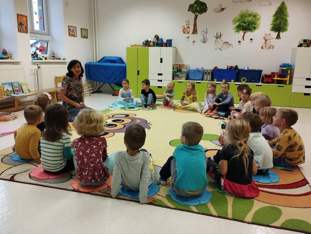 Od 1. března 2026 byl zahájen projekt Místní akční plán rozvoje vzdělávání v ORP Havířov V, reg. č.: CZ.02.02.XX/00/25_041/0018266. Realizace projektu potrvá do 31. května 2027. Projekt je uskutečňován v rámci Operačního programu Jan Amos Komenský a je spolufinancován Evropskou unií. Hlavním cílem projektu je podpořit děti při přechodu z mateřské školy do základní školy a zároveň pokračovat v naplňování priorit rozvoje vzdělávání v území ORP Havířov. Projekt reaguje na konkrétní potřeby místních škol, pedagogů i rodin a přispívá k dlouhodobému a promyšlenému rozvoji školství v regionu. Do projektu je zapojeno všech pět obcí ORP Havířov. Spolupracuje také 52 mateřských a základních škol spolu s dalšími vzdělávacími zařízeními v regionu. Spolupráce probíhá napříč školami, sdílí se zkušenosti, plánují společné aktivity a hledají se řešení, která dětem usnadní důležitý krok na jejich vzdělávací cestě Realizační tým zůstává stejný jako v předchozím období, což umožňuje plynule navázat na dosavadní práci a pokračovat v již nastavené spolupráci se školami i dalšími partnery v území. Aktuální informace o průběhu projektu budou pravidelně zveřejňovány na webových stránkách https://www.map-havirov.cz a facebookovém profilu projektu #MapHavirov. Odbor školství a kultury https://havirov-city.cz/aktuality/spolecne-pro-lepsi-budoucnost-deti-ve-skolach