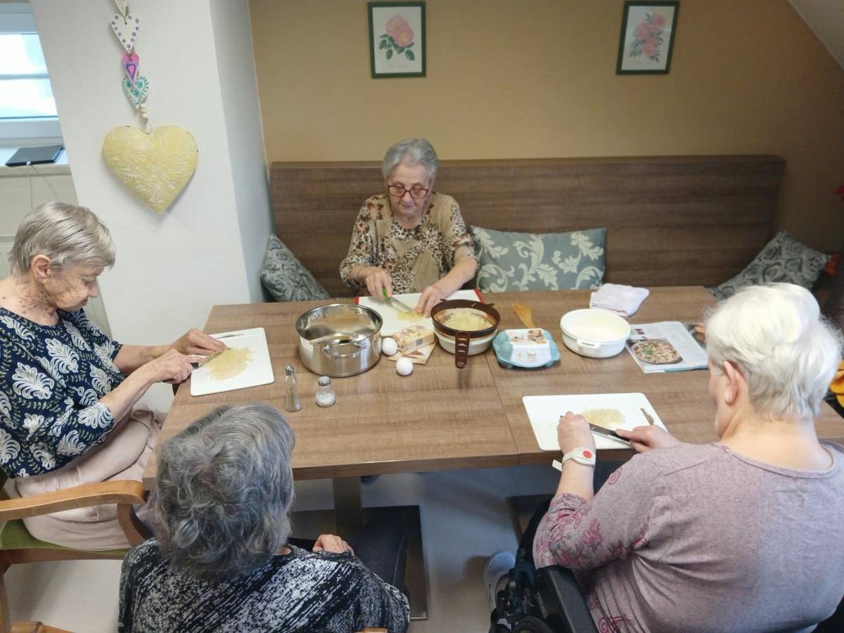 Společné vaření se u nás opět neslo v duchu tradiční české kuchyně. Tentokrát si klienti našich domovů vybrali zelňáky a škvarkové pagáče – pokrmy, které mnozí z nich připravovali doma po desítky let.