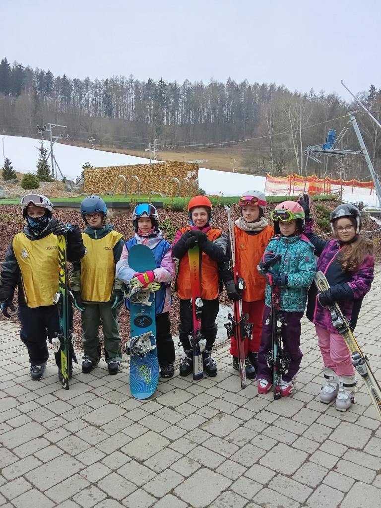 Žáci ze Sobotína vyměnili učebnice za lyže.