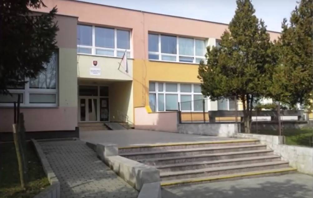 Hnúšťa, 3.3.2026 - Mesto pokračuje v aktívnom získavaní mimorozpočtových zdrojov. Tentoraz sa podarilo zabezpečiť financovanie vo výške 348 421,07 €, ktoré poputuje na obnovu objektu Základnej školy Klokočova Hnúšťa.