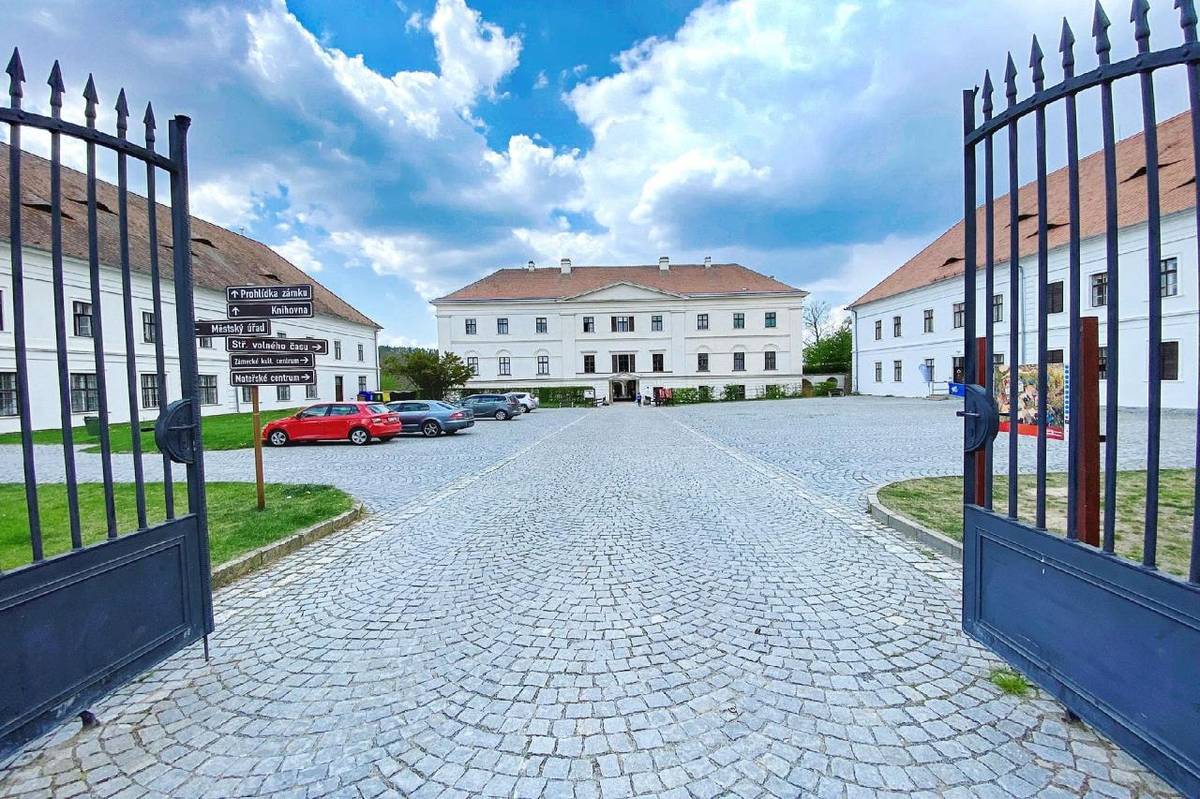 MěÚ Rosice oznamuje, že z důvodu rekonstrukce bude úřad uzavřen ve dnech: 12.-13.3., 19.-20.3., 26.-27.3.2026. 16.3., 23.3. a 30.3.2026 budou úřední hodiny až od 13:00 hodin.