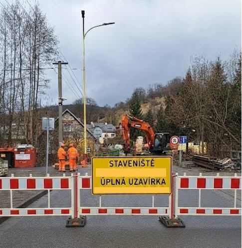 Dne 16.03.2026 budou zahájeny práce na výměně mostu v ulici Am. Kutinové. Předpoklad dokončení stavebních prací je nejpozději do konce srpna 2026. PO DOBU PROVÁDĚNÍ PRACÍ BUDE PLATIT ÚPLNÁ UZAVÍRKA MOSTU.
