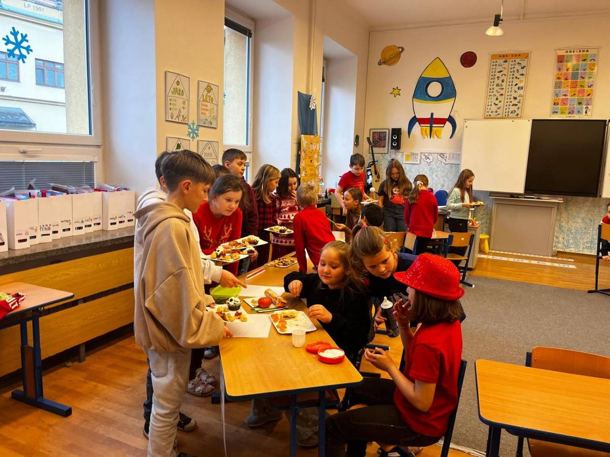 Porota  Ve školní družině jsme prožili velmi příjemné a chutné odpoledne. Navštívili jsme jiné oddělení družiny, kde jsme se společně hodnotili připravené dobroty. Děti si tuto netradiční úlohu moc užily a ochutnávání je velmi bavilo.