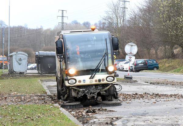 Stejně jako v předchozích letech se v Pelhřimově v následujících několika týdnech uskuteční blokové čištění komunikací. To zahrnuje úkony, mezi které například patří ruční čištění, škrábání, dočišťování chodníků, parkovišť, komunikací, čištění kanalizačních vpustí, ořez stromů, keřů, nebo úklid listí. Tyto práce jsou vždy spojené s místní úpravou silničního provozu a stání na komunikacích s přenosným dopravním značením, které je instalováno v dostatečném předstihu. Efektivnost čištění je závislá na respektování dopravního značení vlastníky vozidel.