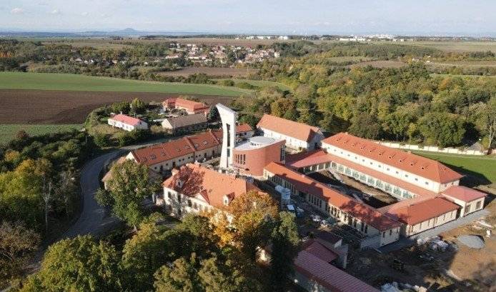 Naši milí senioři, vydejte se s námi na výjimečnou komentovanou prohlídku nového kláštera bosých karmelitek v Drastech den 18.04.2026 v 10:00 hodin. Během prohlídky se dozvíte mnoho o historii a poslání bosých karmelitek, o rekonstrukci kláštera, která dává tomuto areálu nový život, a nahlédnete i do běžně nepřístupných prostor.   Délka prohlídky: cca 1,5 hodiny Registrace nutná nejpozději do 19.03.2026 na e-mail  obec@vetrusice.cz nebo tel. 702 175 388 Doprava: autobus č.374 Těšíme se na Vás OÚ Větrušice