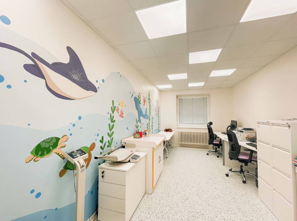 V Dalovicích bude opět DĚTSKÝ LÉKAŘ   Po dlouhých letech se nám podařilo získat do Dalovic nového dětského lékaře!   Dalovickým se rozšíří nabídka lékařské péče, kde k "naší" praktické lékařce pro dospělé MUDr. Davidové přibude i nový lékař pro děti a dorost.   Za úspěšné jednání a působení obou ordinací v naší obci jsme velice rádi, neboť v dnešní době je lékařská péče pro všechny věkové skupiny spíš výjimkou než standardem.   Půjde-li vše podle plánu, ordinace dětské lékaře v Májové ulici bude otevřena od července 2026.