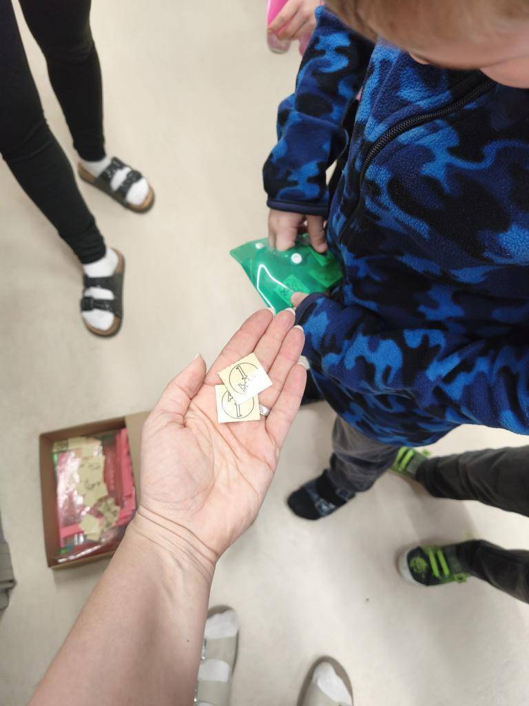 Procvičování počítání peněz a příkladů. Za každý správně vypočítaný příklad a zapsané slovo si prvňáčci "vydělávali" penízky. Potom si podle vlastního přání vybírali jídlo a pití na snídani, oběd a večeři. Nejlepší kombinace byla pizza a zmrzlina ????????