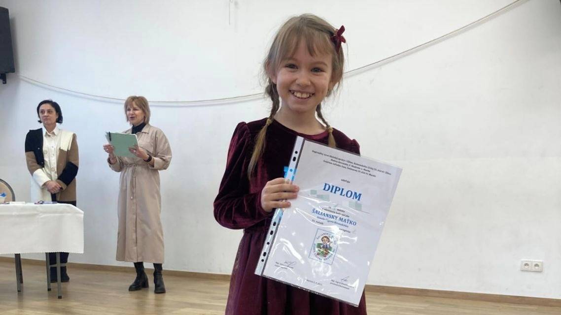 V stredu 5. marca 2026 sa v CVČ Kamarát v Martine konalo okresné kolo súťaže v umeleckom prednese povestí pod názvom „Šaliansky Maťko“. Naša žiačka 3. ročníka, Aurélia G., svojím recitátorským majstrovstvom zaujala porotu natoľko, že s povesťou Jozefa Hnilického „Ako hradní páni lavicu ponaťahovali“ získala 1. miesto vo svojej kategórii a cenné zlato. Za jej výnimočným výkonom stojí talent, húževnatosť a vytrvalosť, ktoré pretavila do víťazného vystúpenia. Aurélia si tak vybojovala postup do krajského kola, kde jej budeme všetci držať palce. Teší nás, že aj na malej vidieckej škole dokážeme objavovať talentované deti, podporovať ich a vytvárať im príležitosti presadiť sa mimo obce i regiónu v oblasti umeleckého prednesu. Sme na Auréliu veľmi hrdí, veríme, že ju čakajú ešte mnohé ďalšie úspechy a držíme jej palce v krajskom kole!
