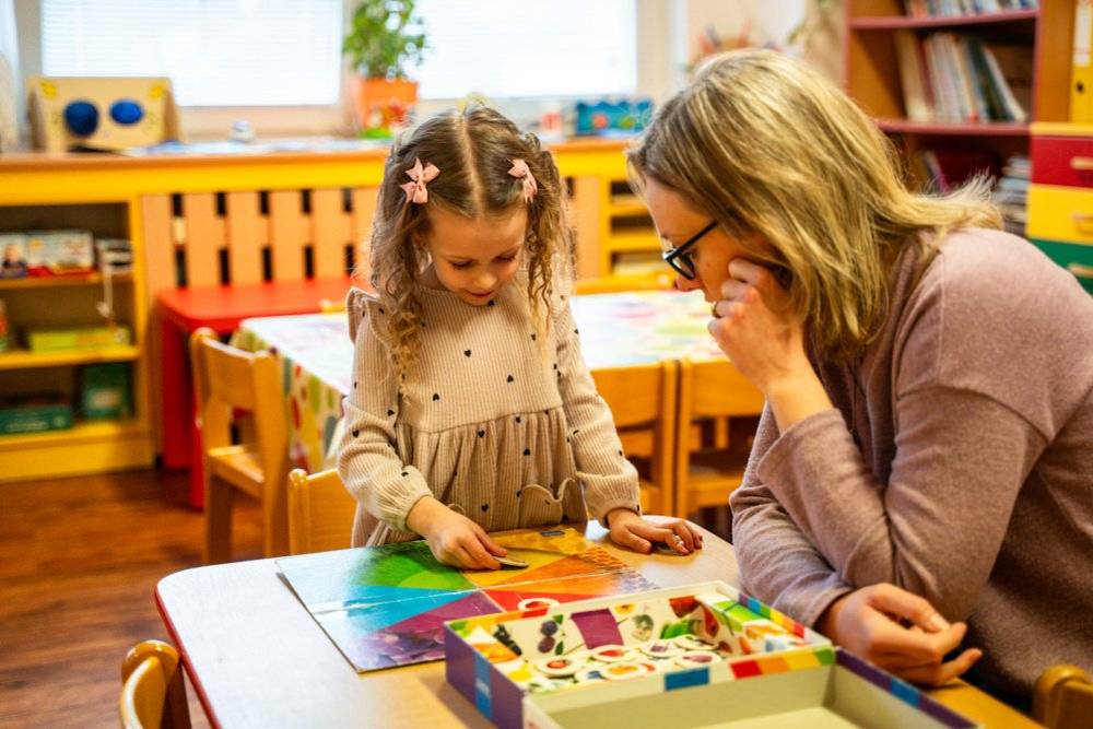 🗓️ Ve dnech 16.–17. března 2026 se uskuteční v mateřských školách zřizovaných městským obvodem Poruba zápisy pro školní rok 2026/2027. 💻Podrobné informace najdou rodiče na Portálu předškolního vzdělávání statutárního města Ostravy ms.ostrava.cz. 📝 Registrace probíhá prostřednictvím online žádosti. 🏫 Více také na webových stránkách jednotlivých mateřských škol (přehled zde).