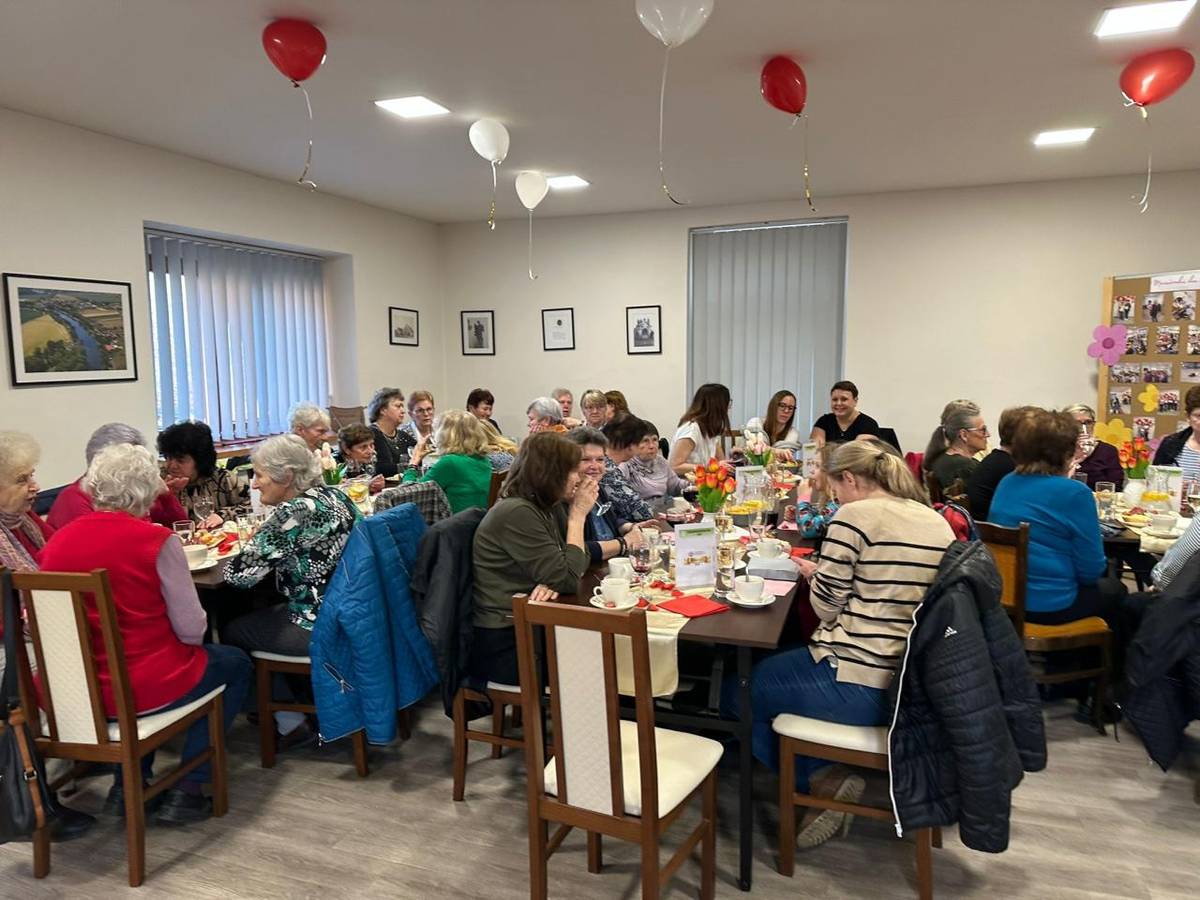 V pátek 6. března se ve Středisku volného času v Radovesicích konalo příjemné setkání u příležitosti Mezinárodního dne žen. Na akci dorazilo více než čtyřicet žen, dívek a dam, které si přišly užít pohodové odpoledne v milé společnosti.