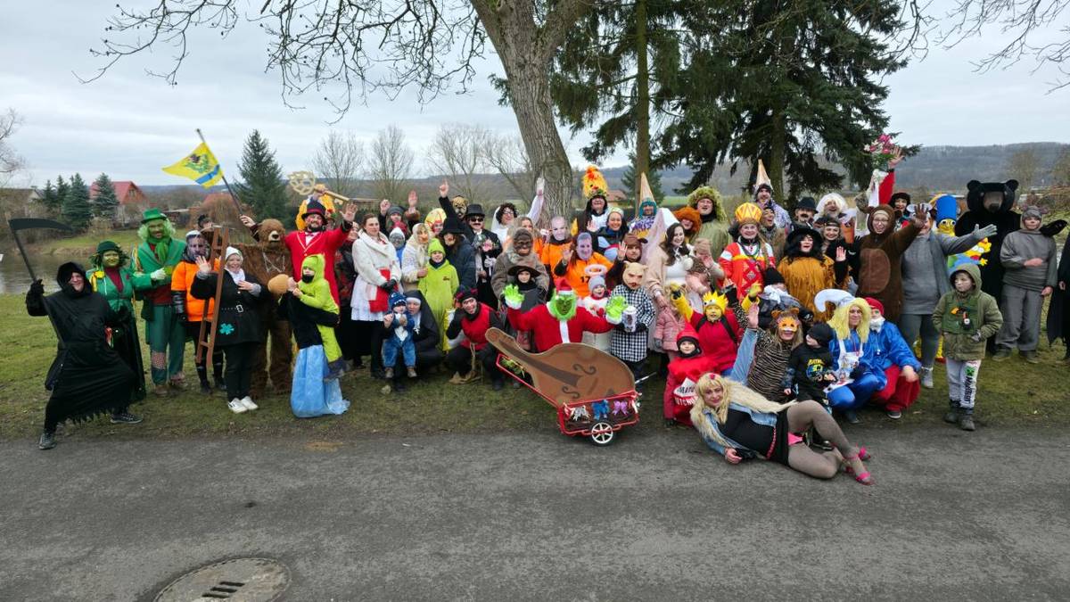 V sobotu 14. února se v Radovesicích uskutečnil historicky první masopustní průvod – a hned ve velkém stylu. Do veselého průvodu se zapojilo přibližně 100 maškar, které společně prošly obcí za doprovodu kapely Vinšovanka.