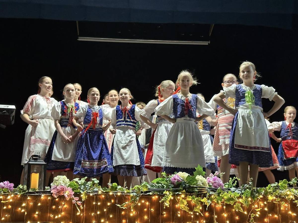 Včerajšie oslavy Medzinárodného dňa žien v našej obci obohatilo krásne vystúpenie folklórneho súboru Župkovanček. Detskí účinkujúci pod vedením pedagógov predviedli nádherné a spontánne vystúpenie, ktoré potešilo všetkých prítomných.