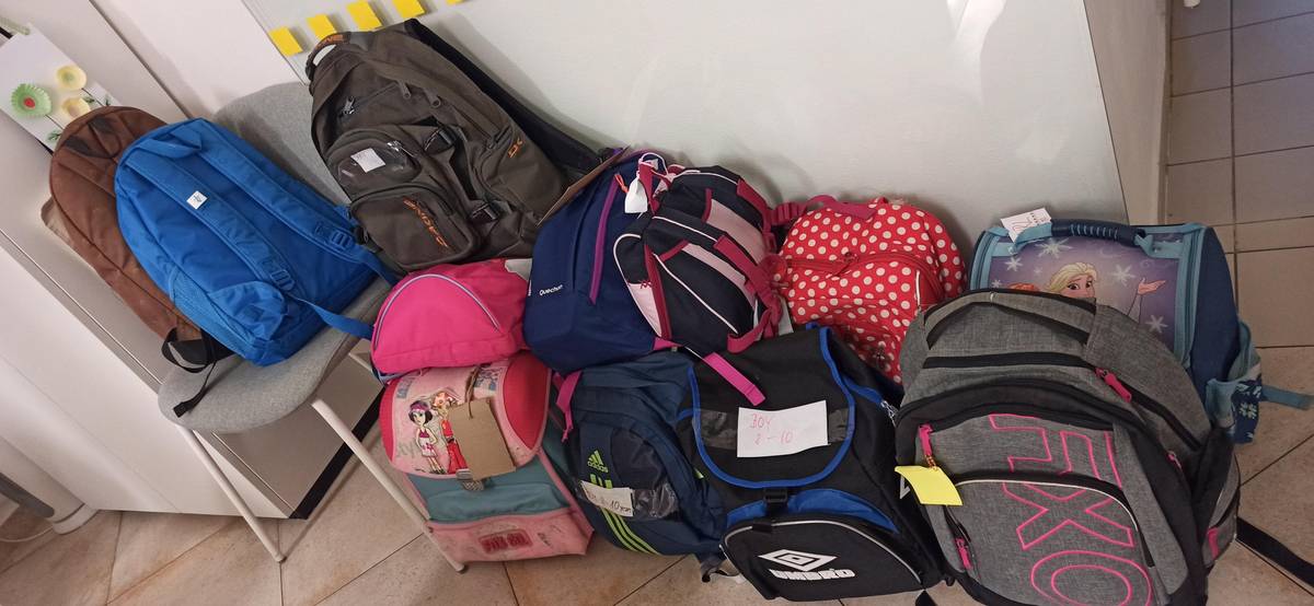 Dne 10. února 2026 jsme předali 14 vybavených batůžků charitativní organizaci Mary's Meals, která pomáhá dětem v různých zemích světa, které se chtějí a potřebují vzdělávat, i když to mají moc těžké. Naše batůžky byly perfektně vybavené, za což nás organizace velmi pochválila. Děkujeme všem, kdo se zapojil - ZŠ v Rašovice, Rodiče z Rašovic, Zahrádkáři z Rašovic a hlavně místní rodiny.