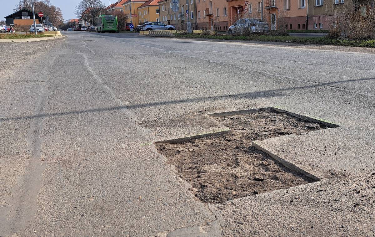 Technické služby města (TSM) Litoměřice se naplno pustily do oprav výtluků.  Vloni zaměstnanci prioritně pracovali na velkých investičních akcích, o to větší aktivitu letos vloží do renovace poškozených silnic. „Začali jsme minulý týden a pokračovat budeme až do konce října,“ potvrdil Petr Kurc, provozní ředitel TSM. Kde přesně se bude ve městě opravovat se občané dozvědí každou neděli na facebookovém profilu města a v pondělí odpoledne prostřednictvím platformy Munipolis (dříve mobilní rozhlas), kde bude zveřejněn harmonogram prací na následující týden. „Vždy záleží na povětrnostních podmínkách a případných haváriích. Informovat proto budeme tak, abychom již co nejpřesněji věděli, kde bude možné opravovat,“ vysvětlil Petr Kurc. Tento týden budou TSM pracovat v ulicích Teplická, Kosmonautů, Velká Mlýnská a pokud vyjde čas, tak i v ulici Pobřežní.