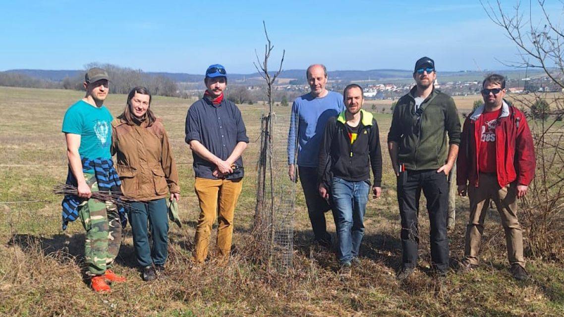 Partia dobrovoľníkov ani tento rok nevynechala jasrnú staroslivosť o vysadené stromy v obci Smolenice.
